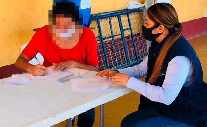 Personal de Asylum Access México asesora a una mujer trans que busca solicitar asilo en el país.