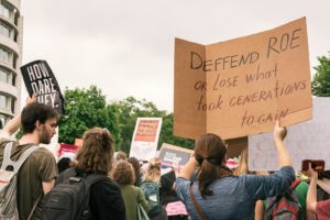 People protesting to defend the right to an abortion